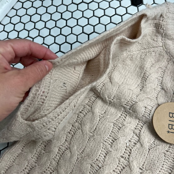 Bibi sweater size XL open shoulders - Picture 4 of 5